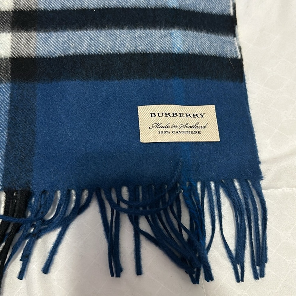 Burberry cashmere scarf - Picture 2 of 2
